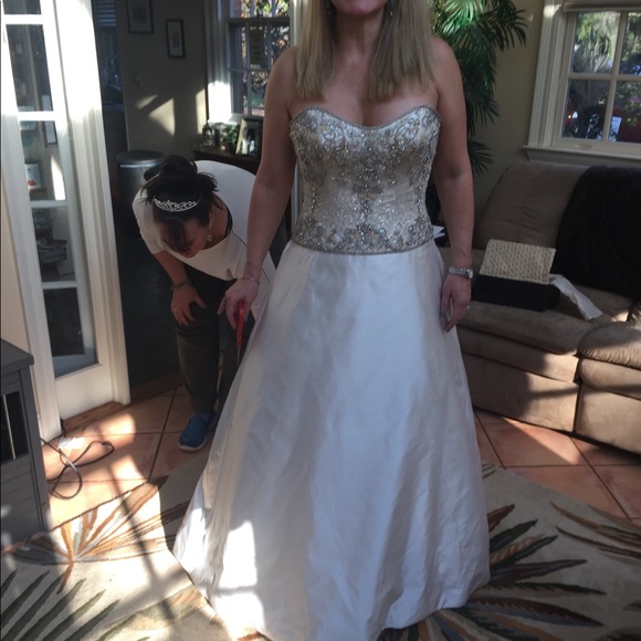 Kenneth Pool "Luna" Ivory Sample Wedding Dress - Picture 4 of 4